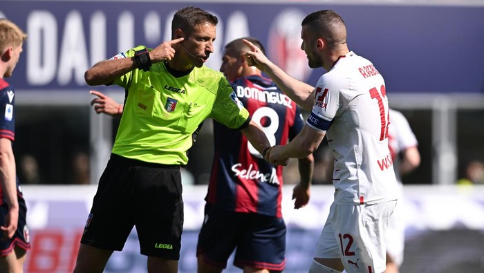 BOLOGNA, ITALY - APRIL 15:  Ante Rebic of AC Milan reacts with referee during the Serie A match between Bologna FC and AC Milan at Stadio Renato DallAra on April 15, 2023 in Bologna, Italy. (Photo by Claudio Villa/AC Milan via Getty Images)