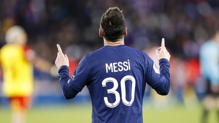 lionel messi messi psg paris saint-germain psg vs rc lens liga prancis ligue 1 PARIS, FRANCE - APRIL 15: Lionel Messi of Paris Saint Germain celebrating his goal during the Ligue 1 match between Paris Saint-Germain and RC Lens at Parc des Princes on April 15, 2023 in Paris, France. (Photo by Antonio Borga/Eurasia Sport Images/Getty Images)