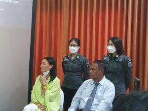 Bule Rusia yang Bugil Dekat Pura Diusir dari Bali Malam Ini Bule Rusia yang Bugil Dekat Pura Diusir dari Bali Malam Ini