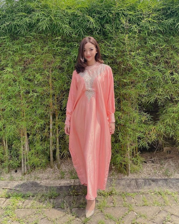 Manis dalam Kaftan Dress Berwarna Peach. Foto Instagram: glencachysaraofficial