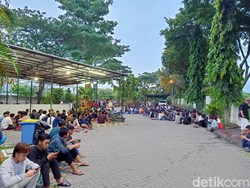 Masjid Al Madani Jadi Favorit Mahasiswa Surabaya Timur untuk Berburu Takjil