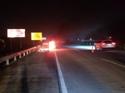 Penampakan Bara Api yang Meludeskan Mobil Pemudik di Tol Mojokerto
