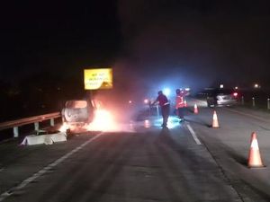 Mobil Pemudik Asal Bojonegoro Ludes Terbakar di Tol Mojokerto Mobil Pemudik Asal Bojonegoro Ludes Terbakar di Tol Mojokerto