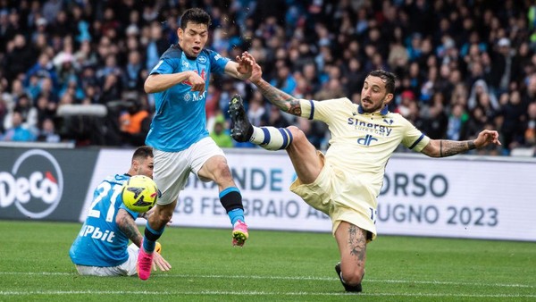 napoli vs hellas verona hirving lozano serie a liga italia NAPLES, ITALY - APRIL 15: Hirving Lozano of SSC Napoli and Federico Ceccherini of Verona FC compete for the ball during the Serie A match between SSC Napoli and Hellas Verona at Stadio Diego Armando Maradona on April 15, 2023 in Naples, Italy. (Photo by Ivan Romano/Getty Images)