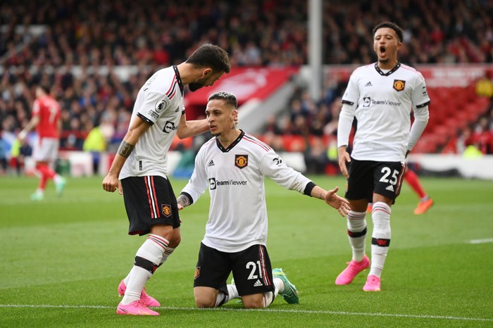 NOTTINGHAM, ENGLAND - APRIL 16: Antony of Manchester United celebrates with teammates Bruno Fernandes and Jadon Sancho after scoring the team's first goal during the Premier League match between Nottingham Forest and Manchester United at City Ground on April 16, 2023 in Nottingham, England. (Photo by Michael Regan/Getty Images)