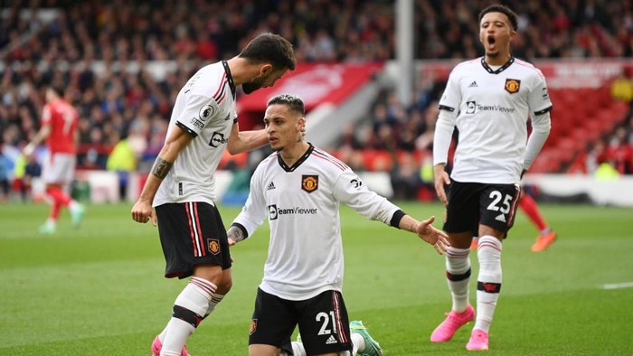 NOTTINGHAM, ENGLAND - APRIL 16: Antony of Manchester United celebrates with teammates Bruno Fernandes and Jadon Sancho after scoring the teams first goal during the Premier League match between Nottingham Forest and Manchester United at City Ground on April 16, 2023 in Nottingham, England. (Photo by Michael Regan/Getty Images)