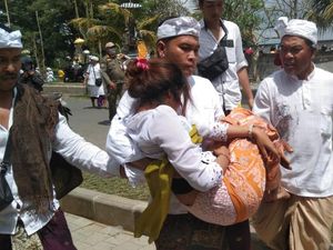 Kembali Membludak, Pemedek di Besakih Berdesakan hingga Pingsan