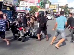 Pengantar Jenazah di Makassar Baku Hantam dengan Pengendara, Warga Lerai