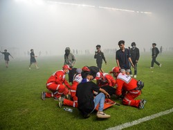 Petugas PMI Kota Bandung merawat pendukung Persib Bandung yang pingsan di dalam lapangan usai laga BRI Liga 1 antara Persib Bandung melawan Persikabo di Stadion Gelora Bandung Lautan Api, Bandung, Jawa Barat, Sabtu (15/4/2023).