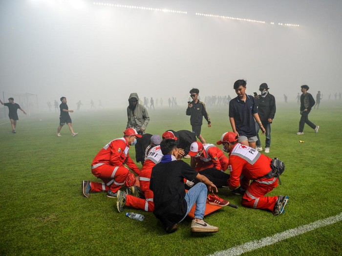 Pendukung Persib Bandung memasuki lapangan usai laga BRI Liga 1 melawan Persikabo di Stadion Gelora Bandung Lautan Api, Bandung, Jawa Barat, Sabtu (15/4/2023). Pendukung Persib Bandung meluapkan kekecewaannya dengan menyalakan suar serta petasan dan memasuki lapangan usai kekalahan Persib Bandung atas Persikabo dengan skor 1-4. ANTARA FOTO/Raisan Al Farisi/aww.