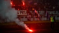 Pendukung Persib Bandung meluapkan kekecewaannya dengan menyalakan suar serta petasan dan memasuki lapangan usai kekalahan Persib Bandung atas Persikabo.