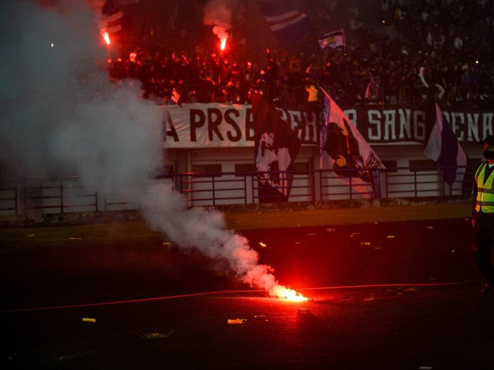 Pendukung Persib Bandung memasuki lapangan usai laga BRI Liga 1 melawan Persikabo di Stadion Gelora Bandung Lautan Api, Bandung, Jawa Barat, Sabtu (15/4/2023). Pendukung Persib Bandung meluapkan kekecewaannya dengan menyalakan suar serta petasan dan memasuki lapangan usai kekalahan Persib Bandung atas Persikabo dengan skor 1-4. ANTARA FOTO/Raisan Al Farisi/aww.