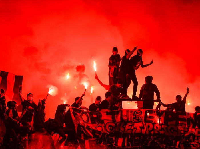 Pendukung Persib Bandung memasuki lapangan usai laga BRI Liga 1 melawan Persikabo di Stadion Gelora Bandung Lautan Api, Bandung, Jawa Barat, Sabtu (15/4/2023). Pendukung Persib Bandung meluapkan kekecewaannya dengan menyalakan suar serta petasan dan memasuki lapangan usai kekalahan Persib Bandung atas Persikabo dengan skor 1-4. ANTARA FOTO/Raisan Al Farisi/aww.