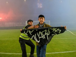 Petugas berusaha mengamankan pendukung Persib Bandung yang memasuki lapangan.