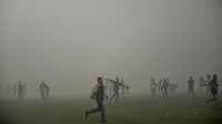 Pendukung Persib Bandung memasuki lapangan usai laga BRI Liga 1 melawan Persikabo di Stadion Gelora Bandung Lautan Api, Bandung, Jawa Barat, Sabtu (15/4/2023).