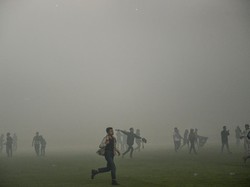 Pendukung Persib Bandung memasuki lapangan usai laga BRI Liga 1 melawan Persikabo di Stadion Gelora Bandung Lautan Api, Bandung, Jawa Barat, Sabtu (15/4/2023).
