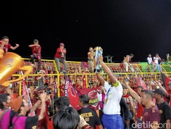 Pesta Juara PSM Makassar, Yuran Beri Kesempatan Suporter Pegang Trofi Liga 1