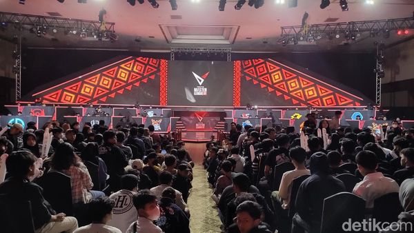 Ribuan Orang Tumblek Blek di Grand Final FFML Season 7 Free Fire