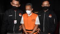Potret Wali Kota Bandung Yana Mulyana Berbaju Tahanan KPK