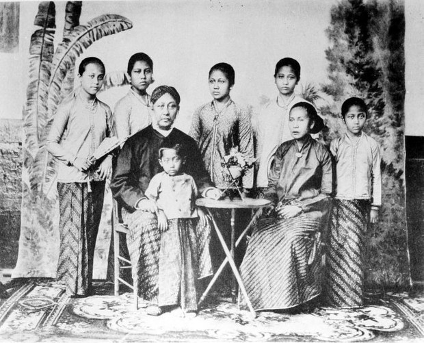 RA Kartini (Paling Tengah) Bersama Orangtua dan Saudara-Saudaranya/Foto: Sekolah Kartini/Foto: wikipedia.org