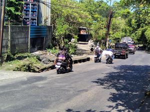 Hati-hati Ton! Banyak Lubang-Bergelombang di Jalan Raya Mambal-Sangeh Hati-hati Ton! Banyak Lubang-Bergelombang di Jalan Raya Mambal-Sangeh