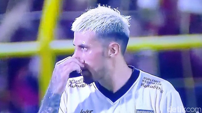 Stefano Lilipaly hanya bisa terdiam melihat timnya, Borneo FC kembali dibobol pemain PSM Makassar. Foto: Tim detikSulsel Stefano Lilipaly hanya bisa terdiam melihat timnya, Borneo FC kembali dibobol pemain PSM Makassar. Foto: Tim detikSulsel