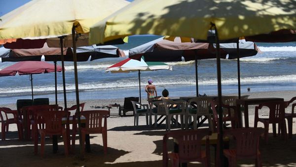 Suasana Pantai Kuta Pada Libur Akhir Pekan Sebelum Lebaran
