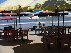 Bule Berjualan Baju dan Sandal di Trotoar Pantai Kuta