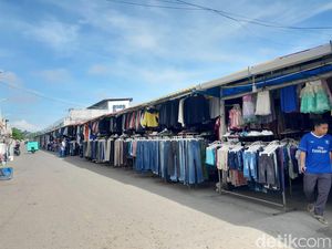 Melihat Serunya Thrifting Baju Lebaran di Batam