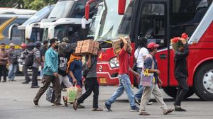 Suasana Pemudik di Terminal Kampung Rambutan pada H-6 Lebaran