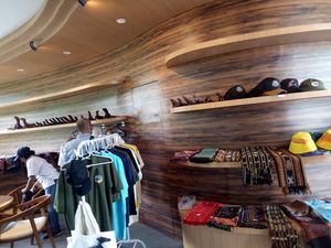 Tenun-Ikan Cara Jadi Suvenir Paling Diburu Turis di Labuan Bajo