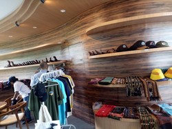 Tenun-Ikan Cara Jadi Suvenir Paling Diburu Turis di Labuan Bajo