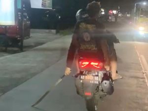 Viral Video Pembonceng Motor Seret Senjata Tajam di Jalanan Sragen Viral Video Pembonceng Motor Seret Senjata Tajam di Jalanan Sragen