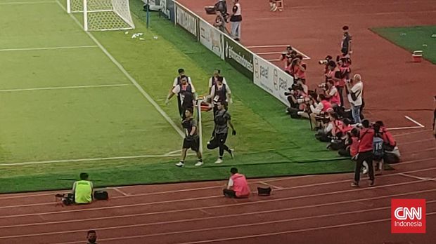 Ronaldo Kwateh harus ditandu oleh tim medis setelah mengalami cedera di laga Timnas Indonesia U-22 vs Lebanon.