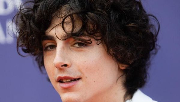 8 Pesona Timothee Chalamet, Aktor yang Digosipkan Kencan dengan Kylie Jenner
