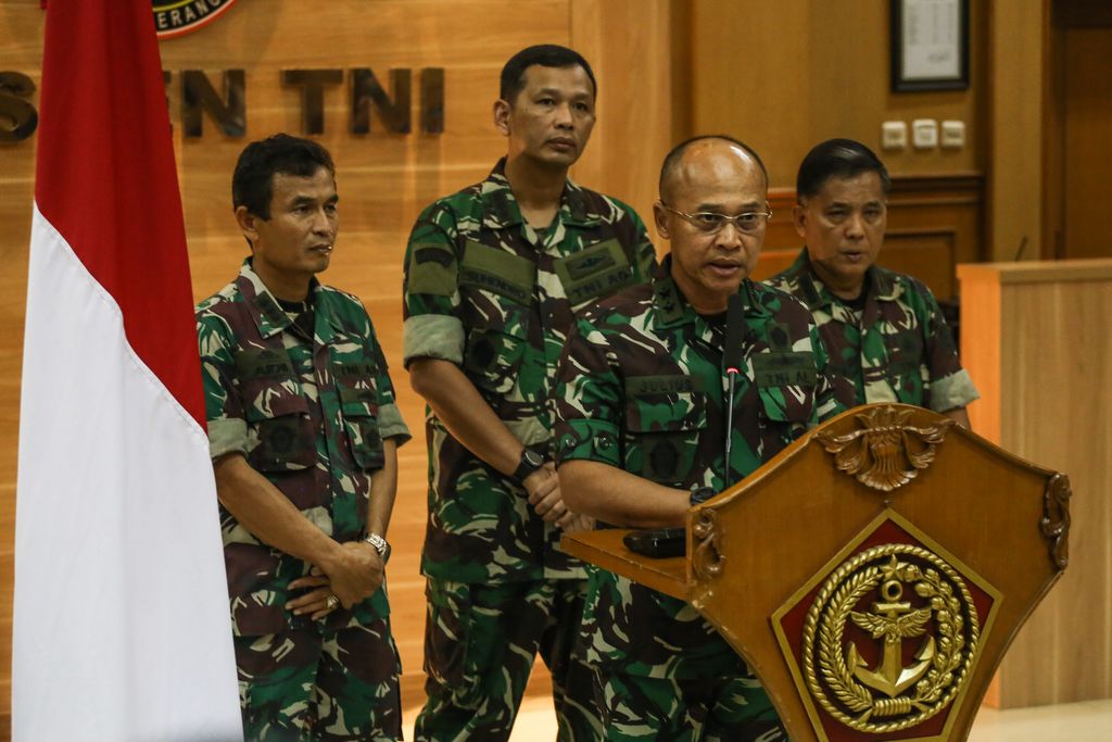 Kepala Pusat Penerangan (Kapuspen) TNI Laksda TNI Julius Widjojono (kedua kiri) memberikan keterangan kepada wartawan di Balai Wartawan Puspen TNI, Cilangkap, Jakarta, Minggu (16/4/2023). Konferensi pers tersebut terkait kontak tembak antara TNI dengan KKB Papua pada Sabtu (15/4) yang menewaskan satu orang prajurit atas nama Pratu Miftahul Arifin yaitu kejadian yang merupakan bagian dari operasi penyelamatan pilot Susi Air di Mugi-Mam, Kabupaten Nduga, Papua. ANTARA FOTO/Asprilla Dwi Adha/nym.