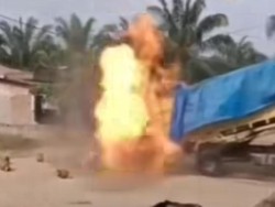 Ngeri! Truk Muatan Gas Elpiji Terbakar, Sambar Rumah-Motor di Labura