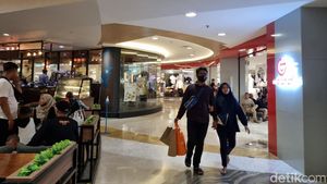 Berdesakan di Mal Surabaya demi Berburu Baju Lebaran