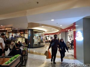 Berdesakan di Mal Surabaya demi Berburu Baju Lebaran Berdesakan di Mal Surabaya demi Berburu Baju Lebaran