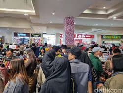 Warga Surabaya Serbu Mal Sebelum Mudik demi Berburu Baju Lebaran
