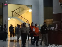 Walkot Bandung Pakai Duit Suap untuk Beli Sneakers Louis Vuitton