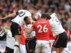 MU Selamat Tak Dihukum Penalti Meski Maguire Handball