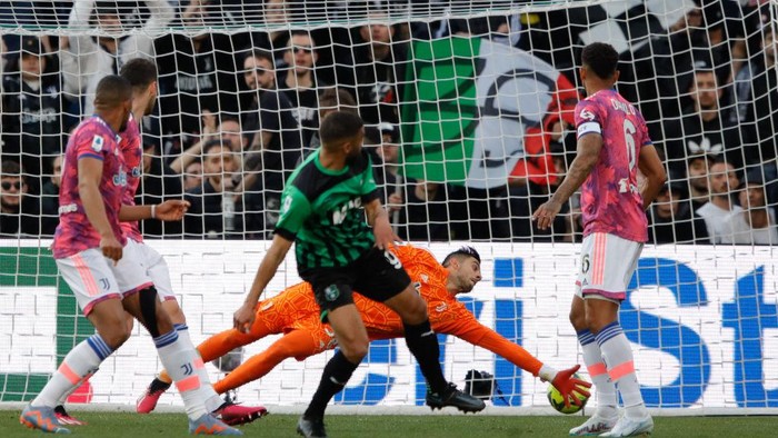REGGIO NELLEMILIA, ITALY - APRIL 16: Goalkeeper Mattia Perrin of Juventus is beaten by Gregoire Defrels strike for Sassuolo during the Serie A match between US Sassuolo and Juventus at Mapei Stadium - Citta del Tricolore on April 16, 2023 in Reggio nellEmilia, Italy. (Photo by Timothy Rogers/Getty Images)