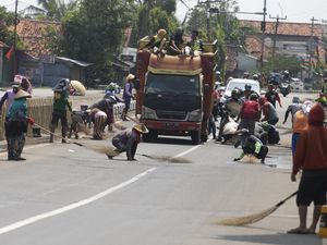 Aksi Pencari Sedekah dengan Sapu di Jembatan Sewo
