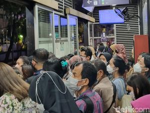 Jalan Gatsu Macet Parah, Penumpang TransJ Menumpuk di Halte Tegal Parang