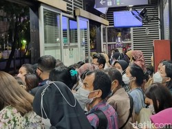 Jalan Gatsu Macet Parah, Penumpang TransJ Menumpuk di Halte Tegal Parang