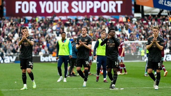 LONDON, ENGLAND - APRIL 16: Players of Arsenal applaud the fans after the Premier League match between West Ham United and Arsenal FC at London Stadium on April 16, 2023 in London, United Kingdom. (Photo by Gaspafotos/MB Media/Getty Images)