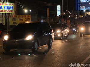 Meriahnya Jalur Nagreg, 2.500 Kendaraan Melintas per Jam Meriahnya Jalur Nagreg, 2.500 Kendaraan Melintas per Jam