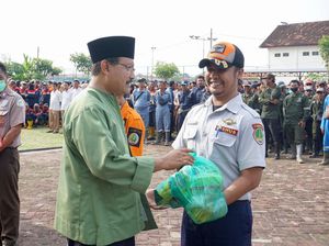 Pesan Gus Ipul Usai Bagikan Ribuan Paket Sembako ke Pekerja Harian Lepas