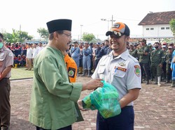 Pesan Gus Ipul Usai Bagikan Ribuan Paket Sembako ke Pekerja Harian Lepas